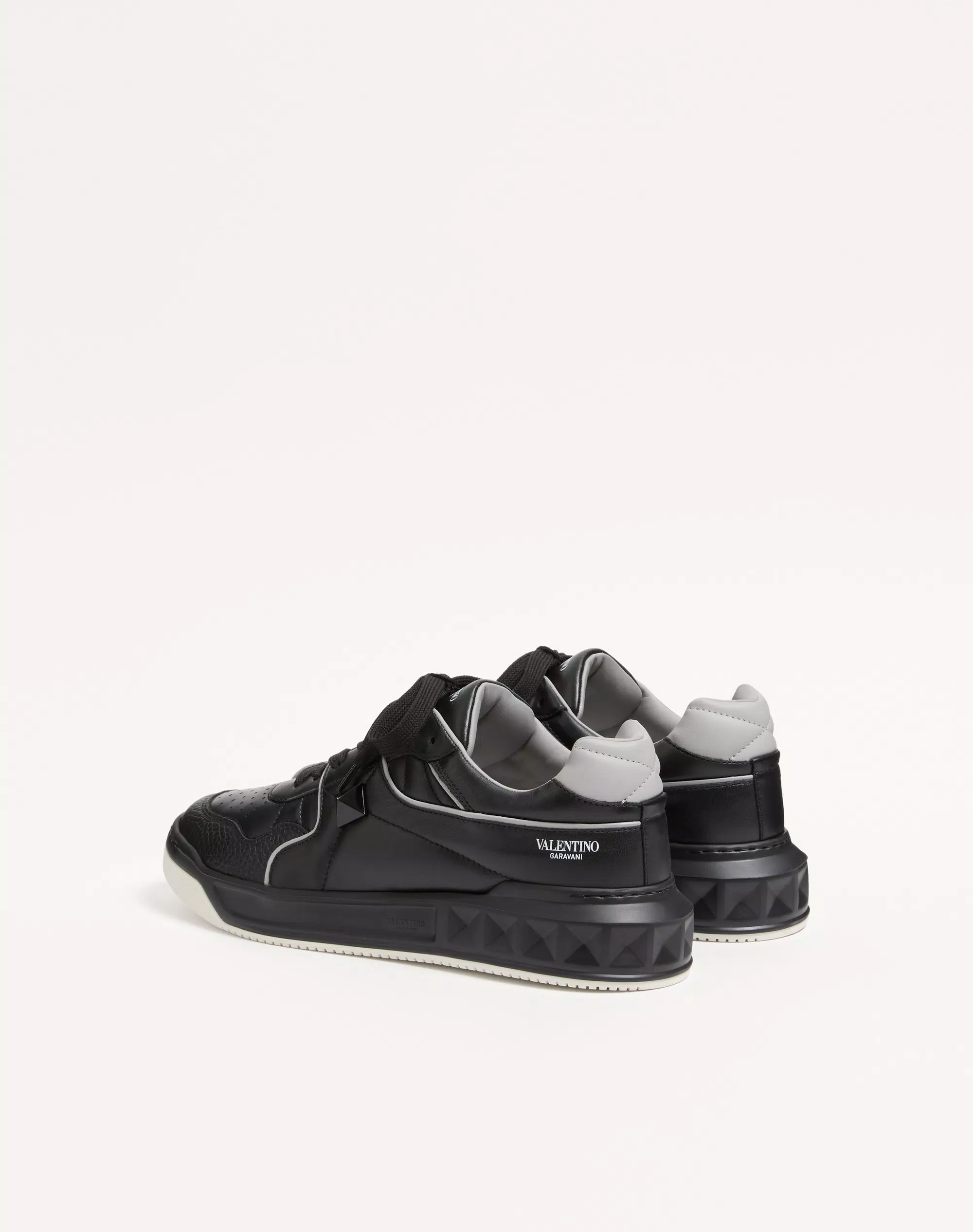 VALENTINO Sneaker Low-Top One Stud in Nappa - immagine 2